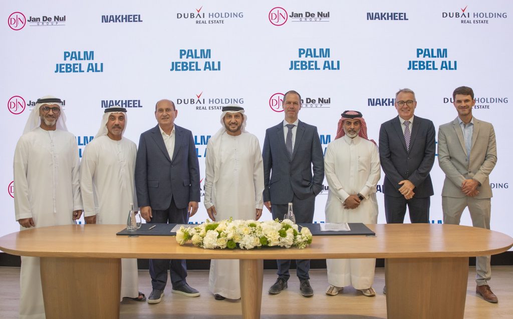 Palm Jebel Ali contract signing ceremony with management