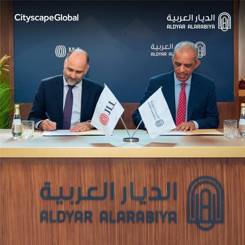 
Mr. Anis Al Habshi, Vice President at AlDyar AlArabiya (right), and Aboudi Asali, Executive Vice President and Head of Hotels Advisory MENA at JLL